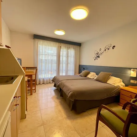 Les Corts Apart Otel Llivia